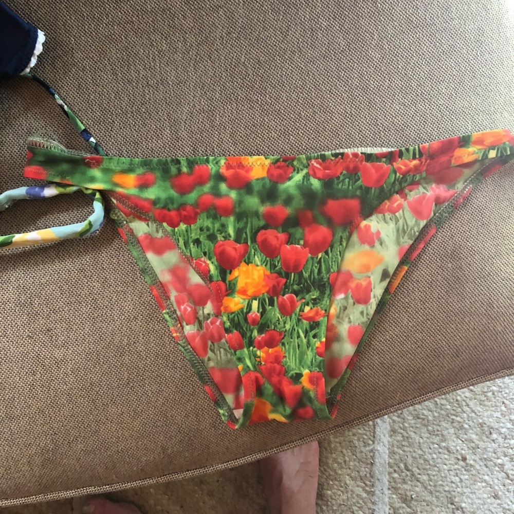 Not for sale, iso the top to this bikini